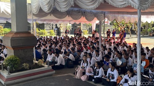 Suasana kegiatan MPLS di SMAN 4 Denpasar dan SMK PGRI 5 Denpasar hari pertama, Senin (13/7/2026). (Rizki Setyo/detikBali)