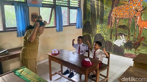 Suasana MPLS di SDN 3 Bukit meskipun hanya dapat 2 orang siswa, Senin (13/7/2026) (foto: I Wayan Selamat Juniasa)