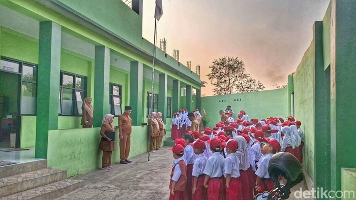 Suasana MPLS di SDN Bojongasih 02, Kecamatan Dayeuhkolot, Kabupaten Bandung, Senin (13/7/2026)