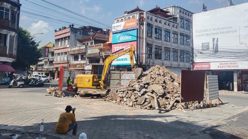 Suasana pembongkaran Patung Catur Muka di Kota Tabanan, Senin (13/7/2026). Ikon di Jalan Gajah Mada, Tabanan, itu dibongkar untuk direvitalisasi.