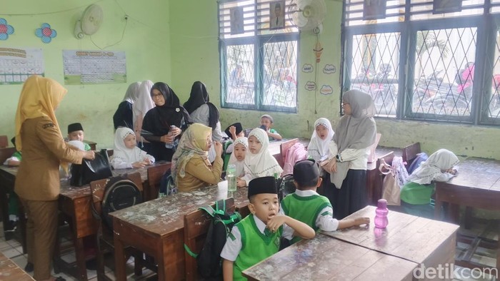 Suasana peserta didik memasuki kelas saat di hari pertama sekolah di Palembang