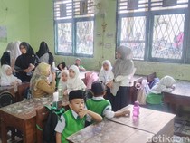 Hari Pertama Sekolah di Palembang, Orang Tua Rela Datang Subuh