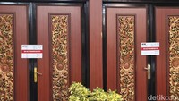 Stiker putih dengan garis merah itu terdapat logo KPK. Lalu di dalam garis hitam terdapat tulisan DALAM PENGAWASAN KPK.