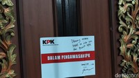 Pada sudut atas, terdapat tulisan dilarang membuka segel ini tanpa izin dari penyidik KPK. Sementara disudut bawah terdapat keterangan Sukoharjo, 9 Juli 2026, dan tandatangan penyidik.