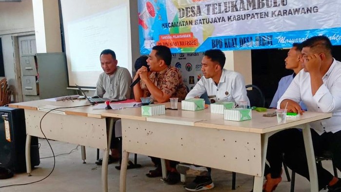 Suasana sosialiasi panitia pemilihan BPD di Desa Telukambulu, Kecamatan Batujaya, Kabupaten Karawang