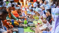 Suasana makan bersama berlangsung tertib dengan pendampingan para guru, di SDN Sunter Agung 09, Tanjung Priok, Jakarta Utara, Senin (13/7/2026).