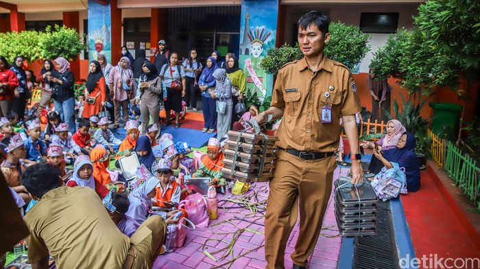 Sejak pagi, para siswa baru tampak antusias mengikuti kegiatan di sekolah. Selain berkenalan dengan guru, teman sekelas, dan lingkungan belajar yang baru, mereka juga menerima makanan bergizi sebagai bagian dari program yang bertujuan mendukung keseh