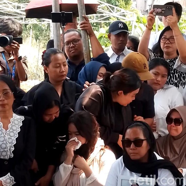 Suasana Haru di Pemakaman Temon