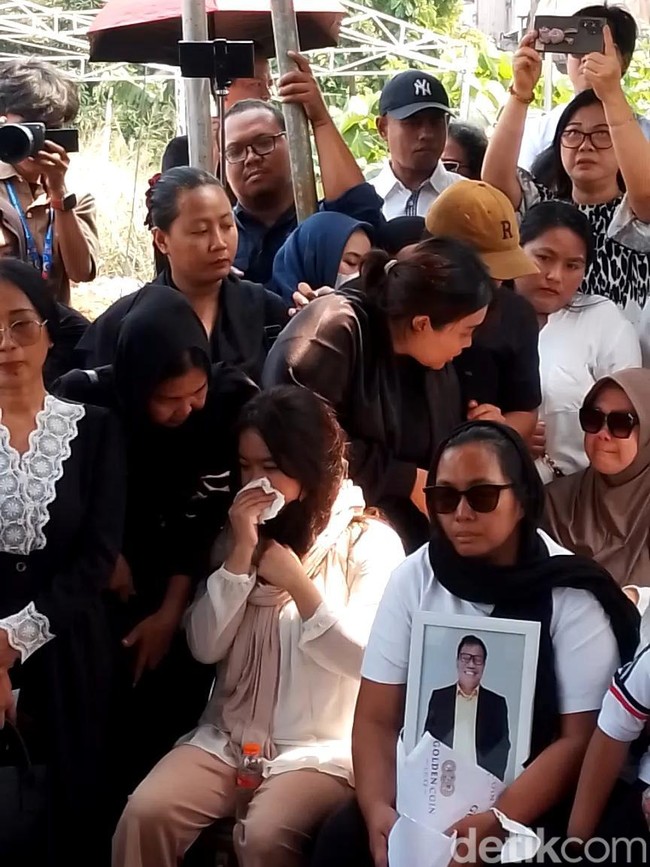 Suasana Haru di Pemakaman Temon