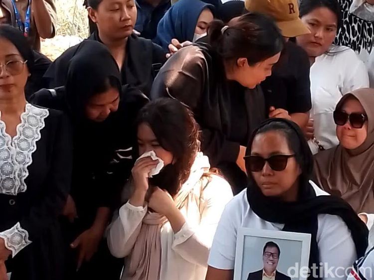 Suasana Haru di Pemakaman Temon
