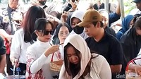 Sampai jumpa sayangku. I know you. Sampai jumpa lagi di sana, sayangku, kata istri Temon, Mae, dengan suara yang bergetar menahan tangis. Foto: Ahsan/detikHOT
