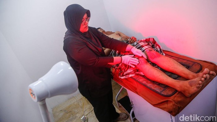Masyarakat kini memiliki lebih banyak pilihan untuk menangani berbagai keluhan kesehatan selain melalui tindakan medis konvensional. Salah satunya ialah terapi nonbedah yang banyak dimanfaatkan untuk membantu pemulihan gangguan saraf, otot, sendi, hingga gangguan mobilitas.