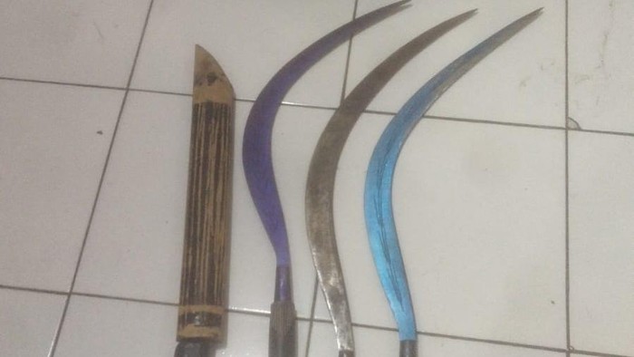 Tiga celurit dan sebilag golok yang polisi amankan dari tangan empat pelaku pengeroyokan di Sanden, Bantul.