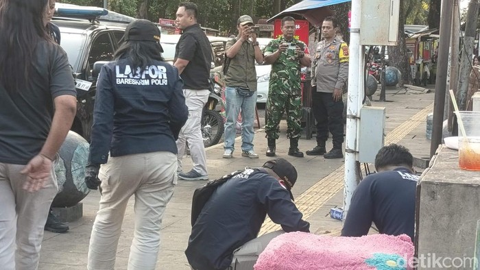 Tim Puslabfor Polri saat meneliti lokasi ledakan bom rakitan di Dadaha Tasikmalaya.