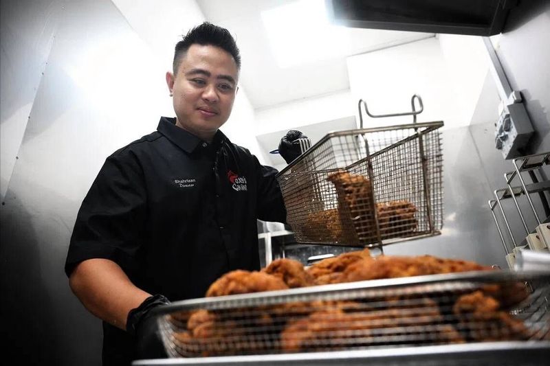 Mantan Polisi Ini Buka Restoran Ayam Goreng