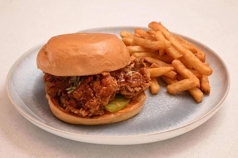 Mantan Polisi Ini Buka Restoran Ayam Goreng