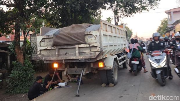 Truk mogok di Moncongloe Maros Truk mogok di Moncongloe, Maros