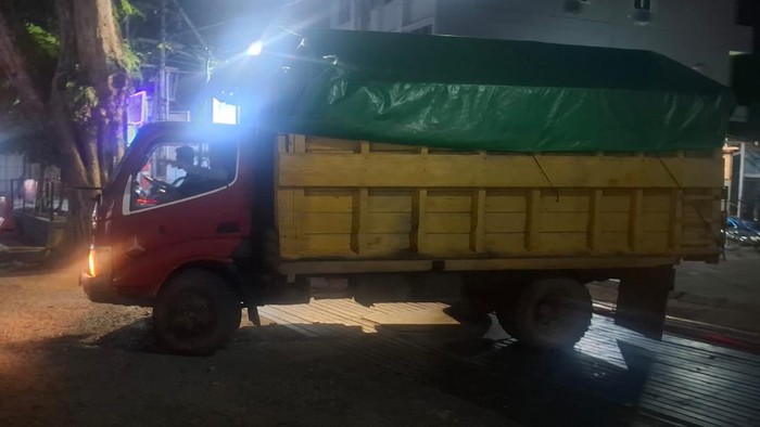 Truk pembawa 2.000 liter solar diamankan polisi. (dok Polsek Pontianak Utara)