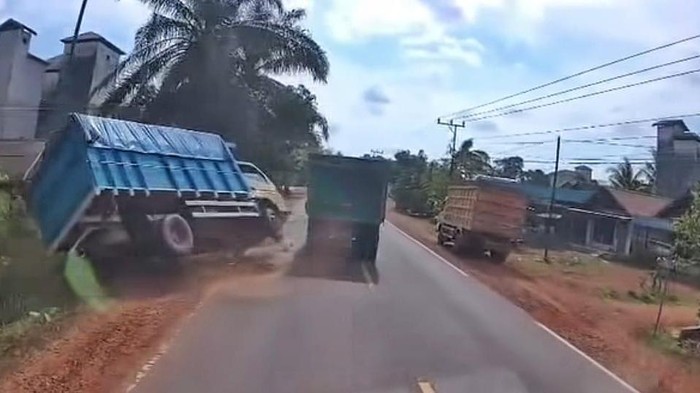 Truk terguling menimpa ibu dan anak di Sampit, Kotawaringin Timur. (dok Istimewa)