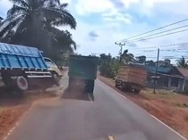 Hindari Tabrakan, Truk Air Mineral Terguling-Tewaskan Ibu-Anak di Sampit