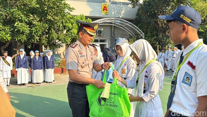 Wakapolresta Sidoarjo buka MPLS di SMAN 2 Sidoarjo.