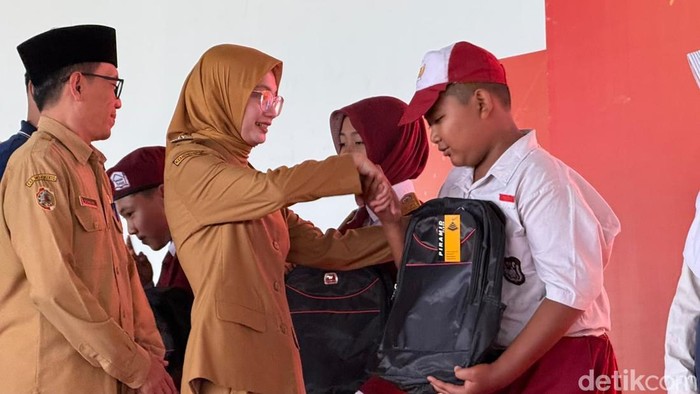 Wali Kota Kediri Vinanda Prameswati saat membuka MPLS di Sekolah Rakyat Kota Kediri.