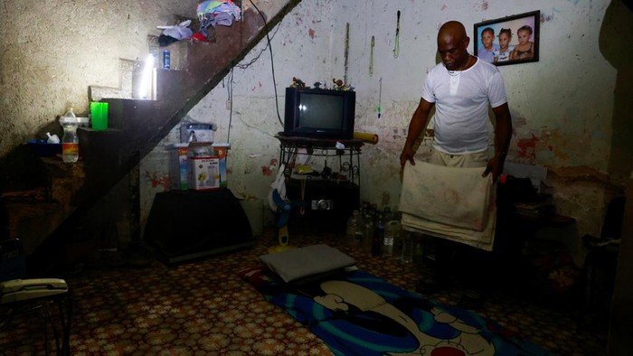 Frank Alfonso, 39, sits on a mattress on the roof of a building to keep cool as Cuba's national power grid collapsed, marking the second total blackout in a week amid a severe energy crisis that has turned power outages into a daily reality, in Havana, Cuba, July 11, 2026. REUTERS/Norlys Perez
