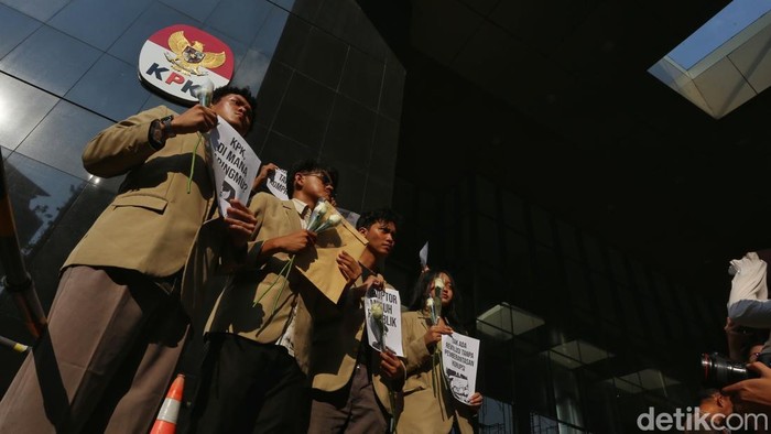 Mahasiswa yang tergabung dalam Serikat Mahasiswa UGM menggelar aksi simbolis di Gedung Merah Putih KPK, Jakarta, Selasa (14/7/2026).