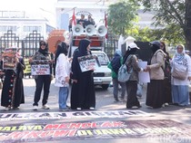 Tolak Safari Politik Jokowi, Massa Gelar Aksi di Depan DPRD Jabar