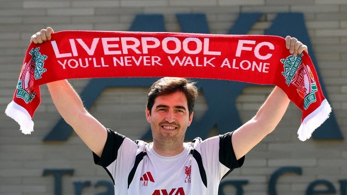 Soccer Football - Liverpool Press Conference - AXA Training Centre, Liverpool, Britain - July 13, 2026 Liverpool manager Androni Iraola poses for a photograph before the press conference REUTERS/Phil Noble     TPX IMAGES OF THE DAY