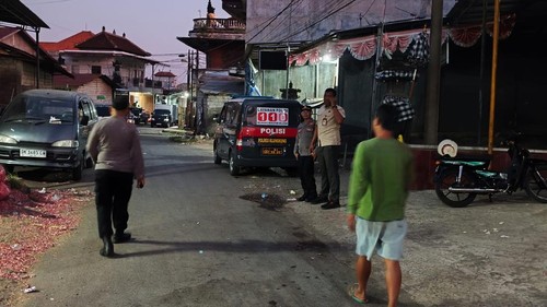 Anggota Polres Klungkung melakukan olah TKP dugaan tindak pidana penganiayaan di Semarapura Kelod, Kecamatan Klungkung, Klungkung, Bali, pada Selasa (14/7/2026). (Dok. Humas Polres Klungkung).
