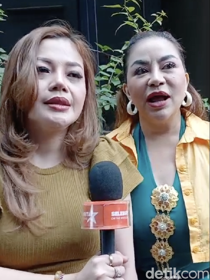 Anisa dan Seruni Bahar di Jalan Kapten P Tendean, Jakarta Selatan.