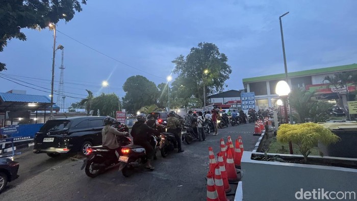 Antrean kendaraan di SPBU Medan hari ini (Kartika Sari/detikcom)