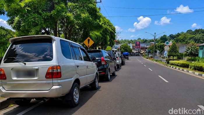 Antrean panjang jalur Pertalite di SPBU Pangkalan Bun, Kotawaringin Barat, Kalteng.