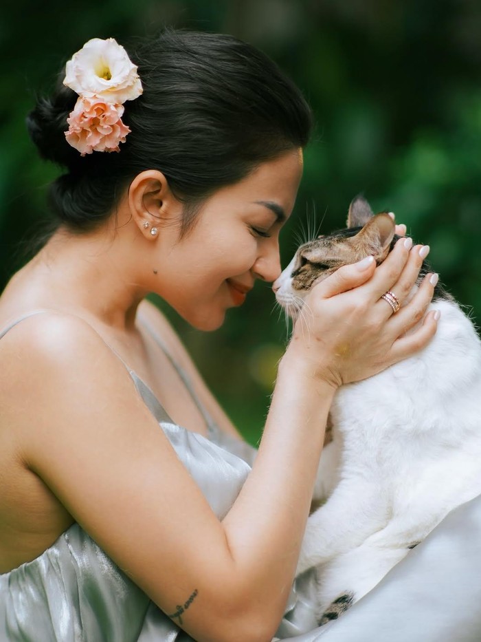 Ariel Tatum rayakan ulang tahun kucing-kucingnya.