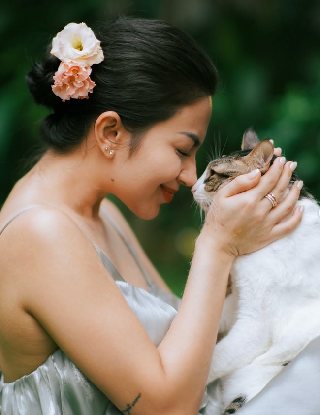Ariel Tatum kembali curi atensi karena menggelar pesta sederhana untuk ulang tahun kucing kesayangannya. Momen tersebut dibagikan Ariel melalui akun Instagram pribadinya. Foto: Instagram/@arieltatum