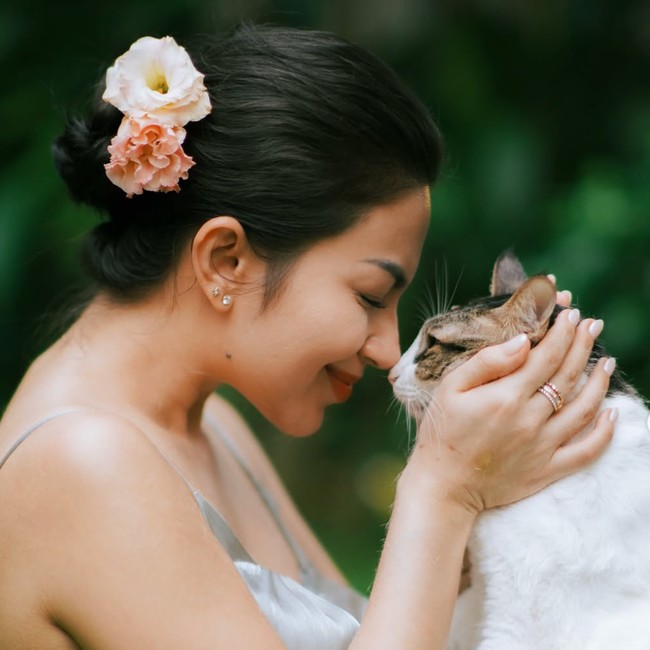 8 Potret Ariel Tatum Rayakan Ultah Kucing, Tumpengan & Undang Para Sahabat