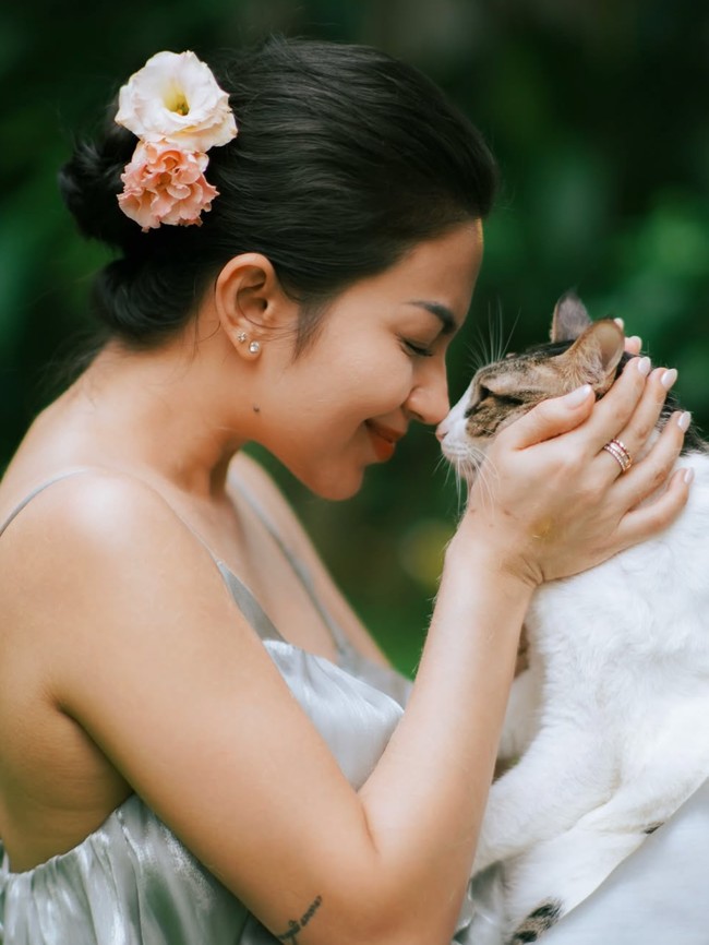 8 Potret Ariel Tatum Rayakan Ultah Kucing, Tumpengan & Undang Para Sahabat