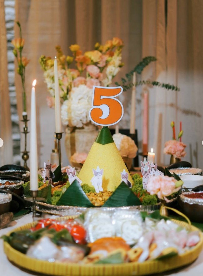 Totalitas, Ariel menyiapkan tumpeng dengan lilin dan angka 5. Tumpeng tersebut juga dihiasi foto-foto keempat kucingnya yang berulang tahun. Foto: Instagram/@arieltatum