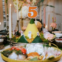 Totalitas, Ariel menyiapkan tumpeng dengan lilin dan angka 5. Tumpeng tersebut juga dihiasi foto-foto keempat kucingnya yang berulang tahun. Foto: Instagram/@arieltatum