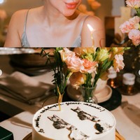 Tak hanya tumpeng, Ariel juga menyiapkan kue ulang tahun untuk kucing-kucing kesayangannya itu. Kue ulang tahun tersebut juga dilengkapi dengan gambar keempat kucingnya. Foto: Instagram/@arieltatum