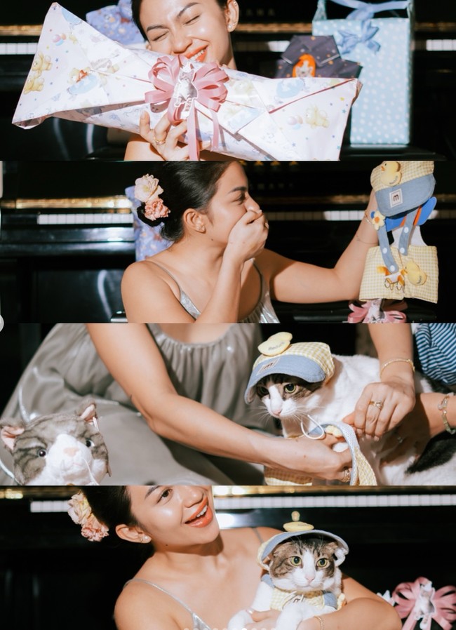 Terlihat Ariel Tatum yang ikut antusias membuka satu per satu hadiah ultah kucingnya. Ia juga langsung menjajal salah satu hadiah berupa baju ke kucingnya. Foto: Instagram/@arieltatum