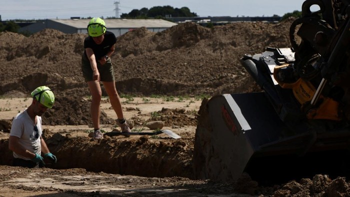 A drone view shows an archaeological team from Moesgaard Museum excavating what they believe to be a “pit house,” possibly used as a workshop, at the site of a Viking Age settlement in Soften, Denmark, June 29, 2026. REUTERS/Tom Little
