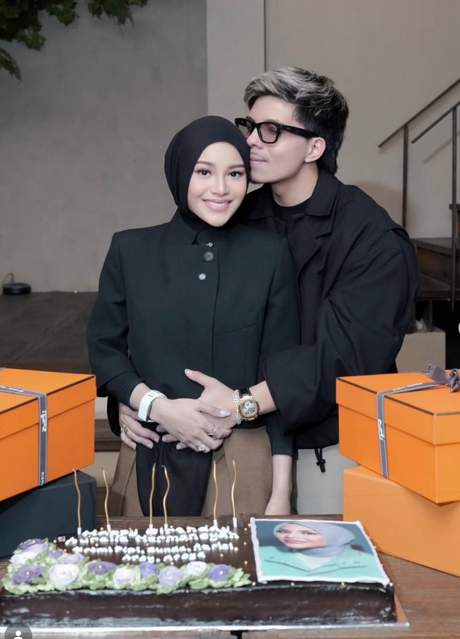 Aurel Hermansyah mendapat kejutan spesial dari sang suami, Atta Halilintar, di hari ulang tahunnya. Momen manis tersebut dibagikan Aurel dan Atta ke akun Instagram mereka. Foto: Instagram/@aurelie.hermansyah