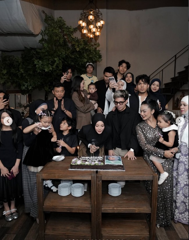 Keluarga besar Atta dan Aurel juga tampak hadir. Sebagian besar tampil dengan busana berwarna hitam. Ashanty, Krisdayanti, hingga Geni Faruk turut hadir meramaikan acara. Foto: Instagram/@aurelie.hermansyah
