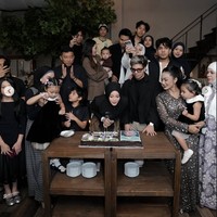 Keluarga besar Atta dan Aurel juga tampak hadir. Sebagian besar tampil dengan busana berwarna hitam. Ashanty, Krisdayanti, hingga Geni Faruk turut hadir meramaikan acara. Foto: Instagram/@aurelie.hermansyah
