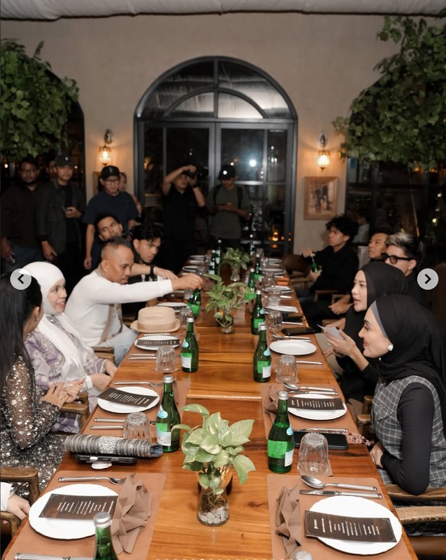 Acara diisi dengan dinner bersama para anggota keluarga di salah satu restoran.  Foto: Instagram/@aurelie.hermansyah