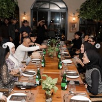 Acara diisi dengan dinner bersama para anggota keluarga di salah satu restoran.  Foto: Instagram/@aurelie.hermansyah