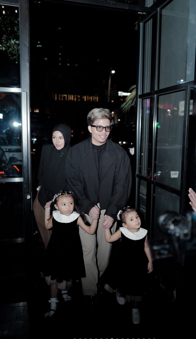 Aurel dan Atta bersama kedua putri mereka kompak kenakan busana berwarna hitam. Kedua putri Aurel, Ameena dan Azura terlihat imut kenakan dress kembar. Foto: Instagram/@aurelie.hermansyah