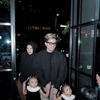 Aurel dan Atta bersama kedua putri mereka kompak kenakan busana berwarna hitam. Kedua putri Aurel, Ameena dan Azura terlihat imut kenakan dress kembar. Foto: Instagram/@aurelie.hermansyah